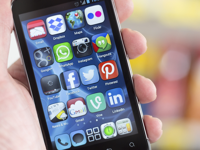 social-media-apps-iphone-display.png